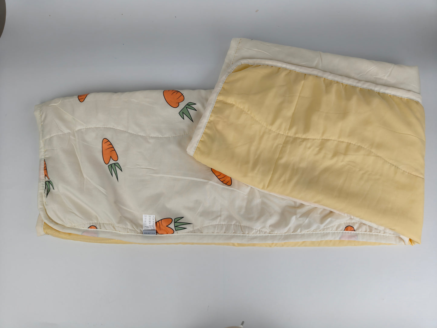 FOO-LON DOG Cozy Carrot Print Quilt – Soft & Lightweight All-Season Blanket