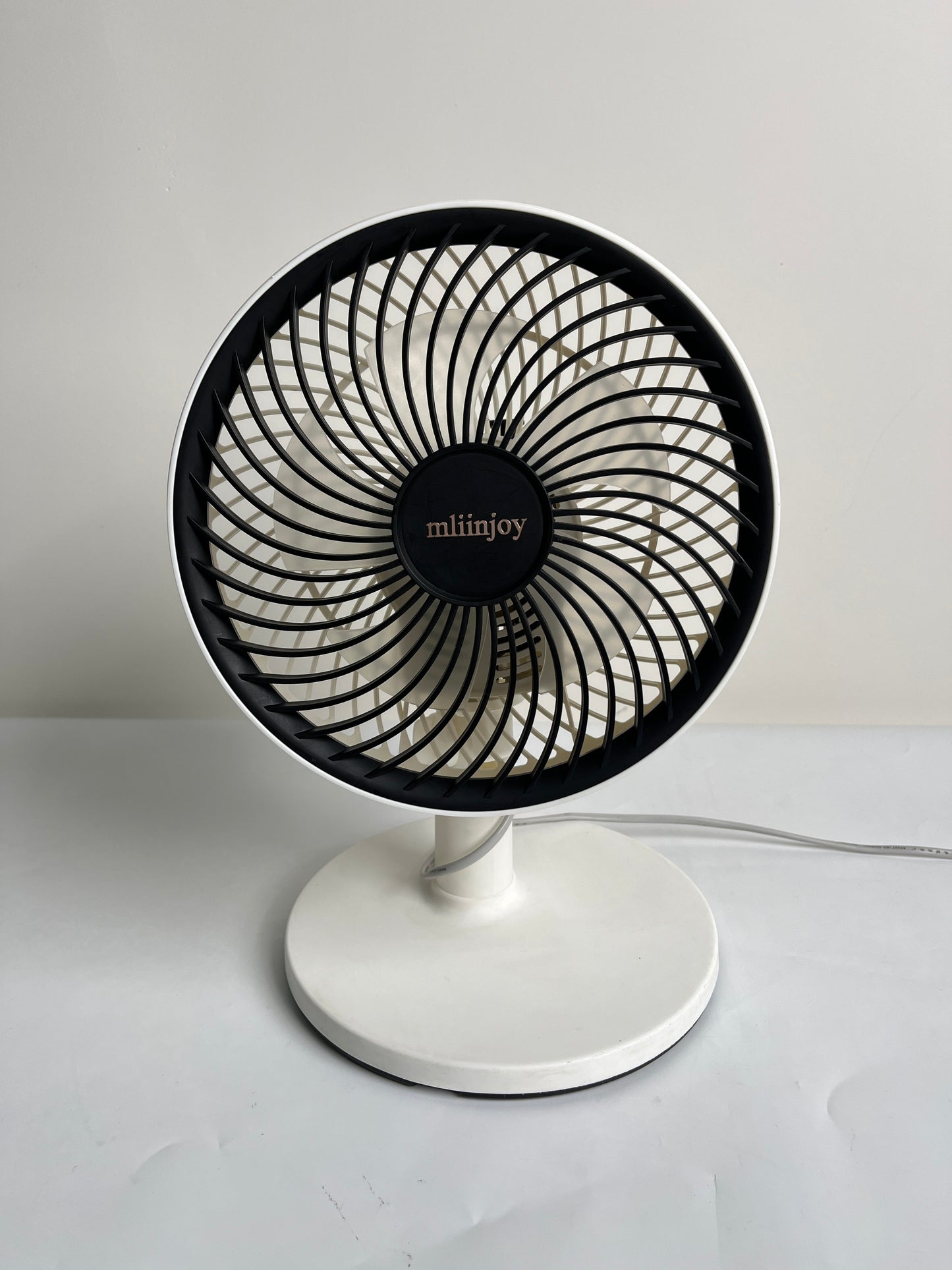 mliinjoy Quiet Oscillating Desk Fan – Compact USB Table Fan with Adjustable Tilt for Home & Office