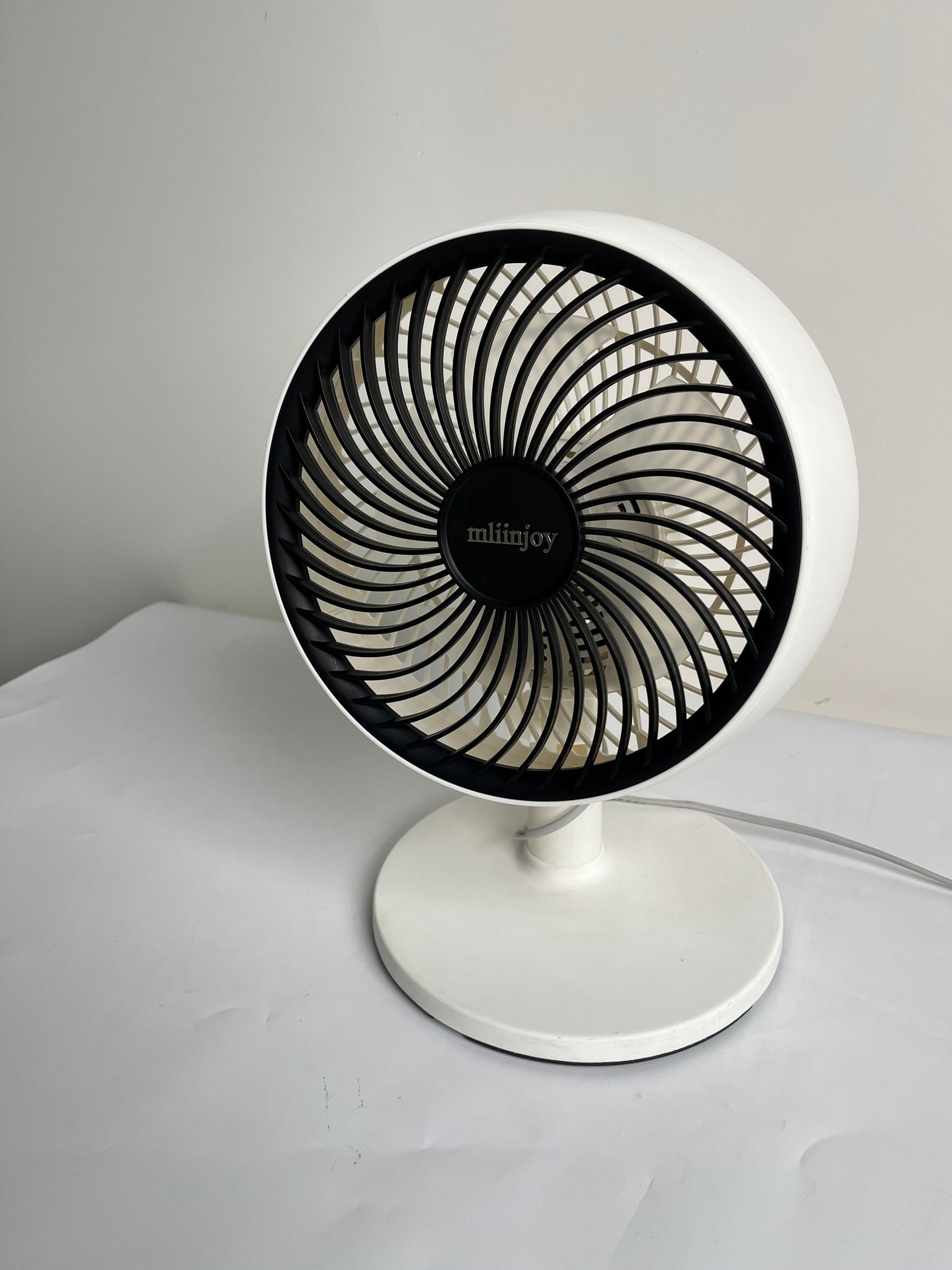 mliinjoy Quiet Oscillating Desk Fan – Compact USB Table Fan with Adjustable Tilt for Home & Office