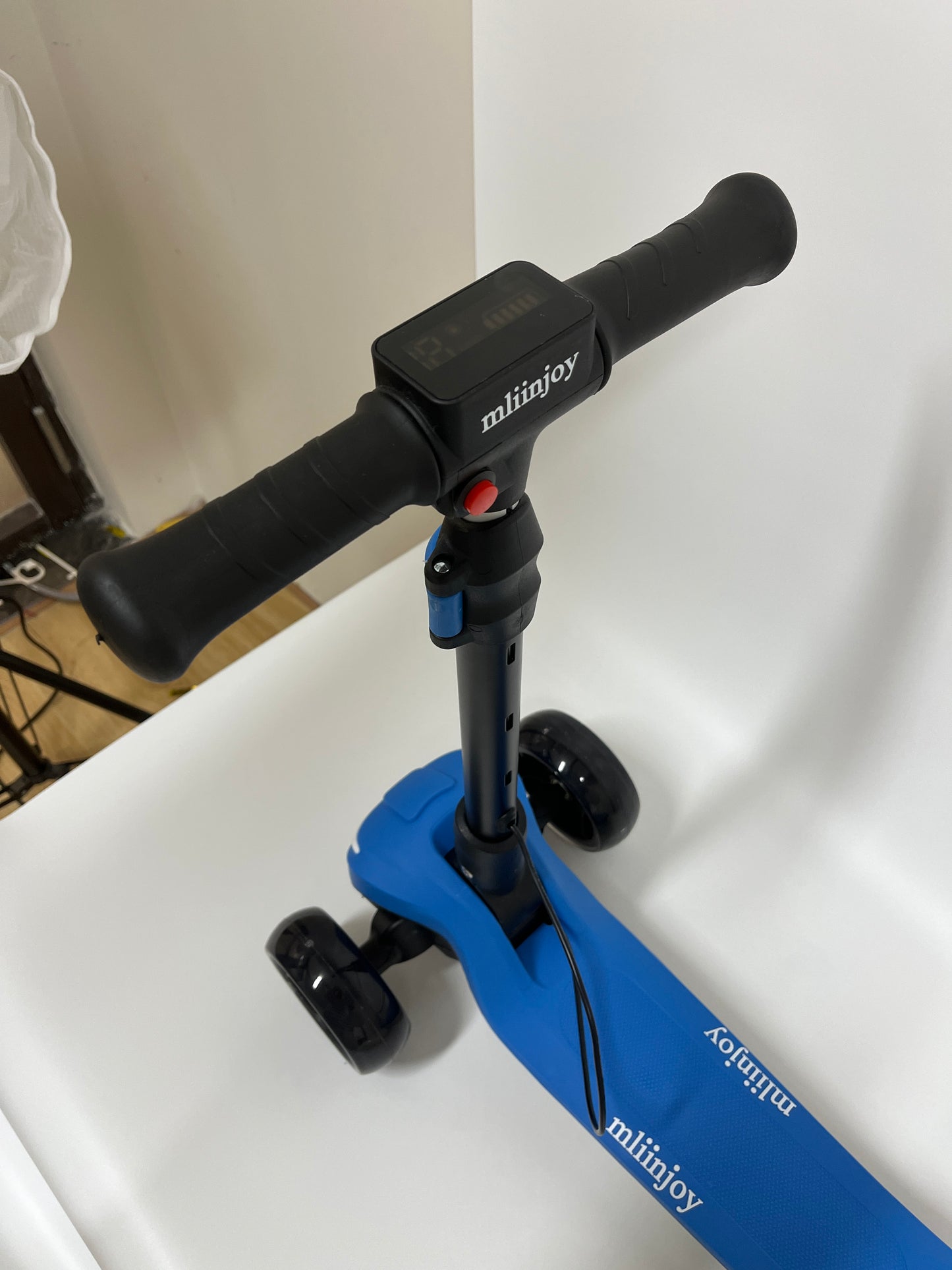 mliinjoy Kids Electric Scooter – 3-Wheel Motorized Ride-On Scooter with Adjustable Handlebar and LED Wheels (Blue)