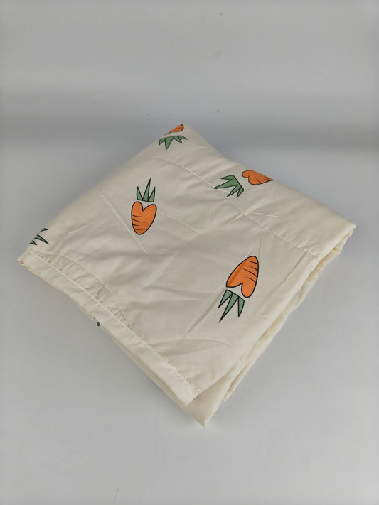 FOO-LON DOG Cozy Carrot Print Quilt – Soft & Lightweight All-Season Blanket