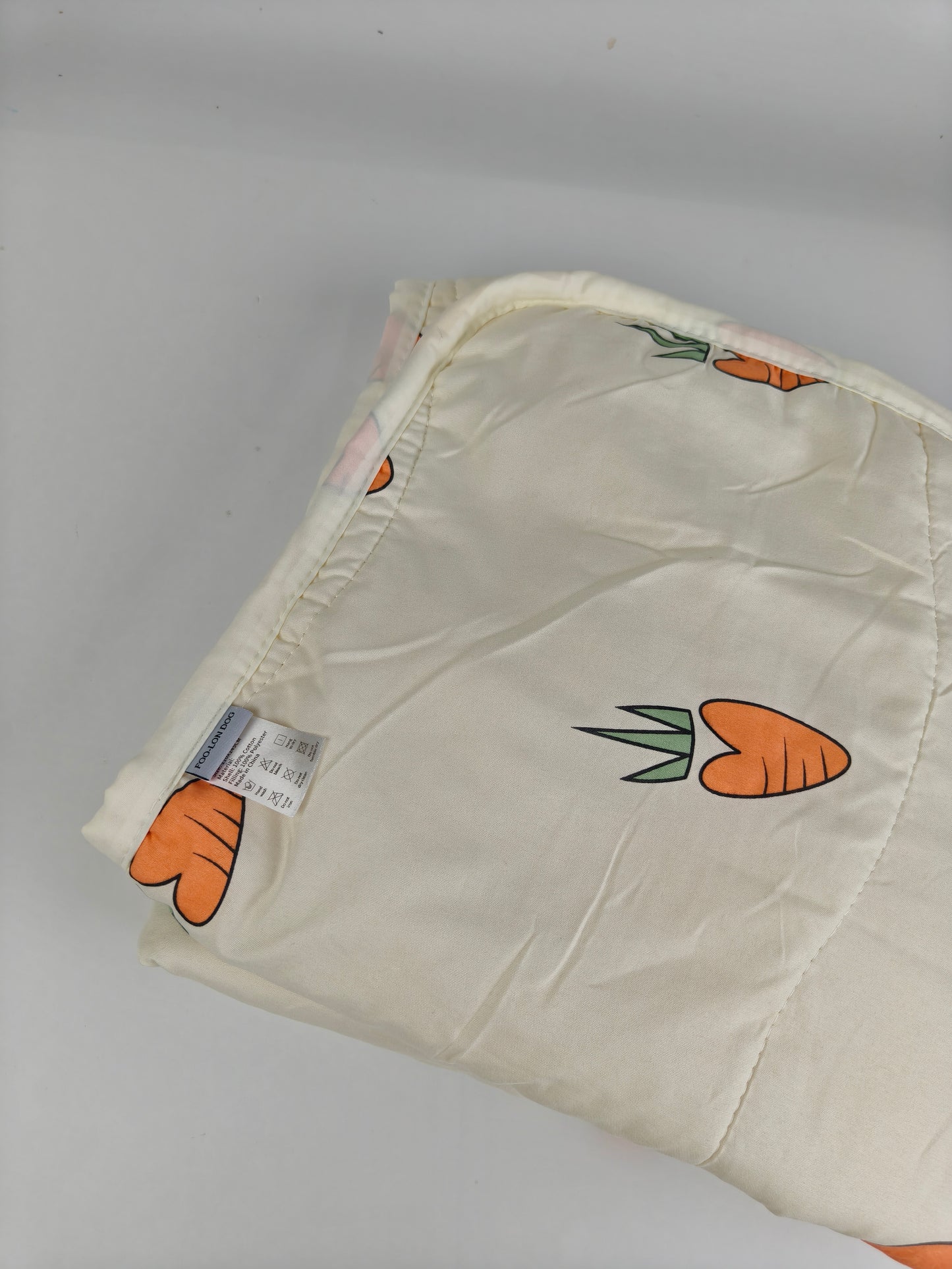 FOO-LON DOG Cozy Carrot Print Quilt – Soft & Lightweight All-Season Blanket