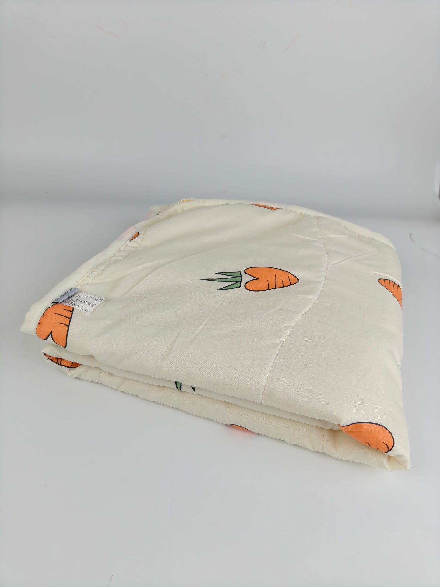 FOO-LON DOG Cozy Carrot Print Quilt – Soft & Lightweight All-Season Blanket