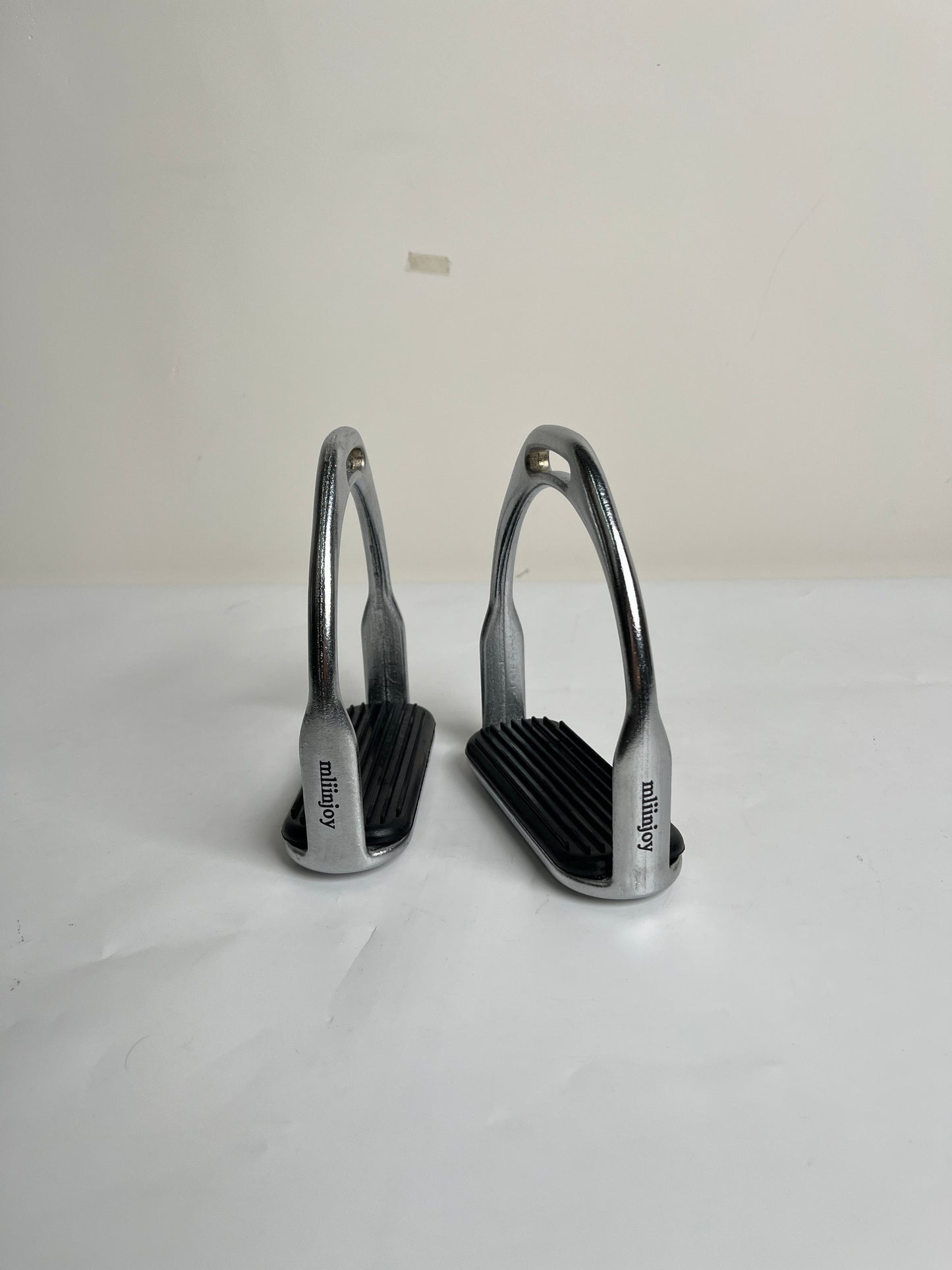 mliinjoy Stainless Steel Horse Stirrups – Classic English Riding Irons with Anti-Slip Tread Pads (Pair)