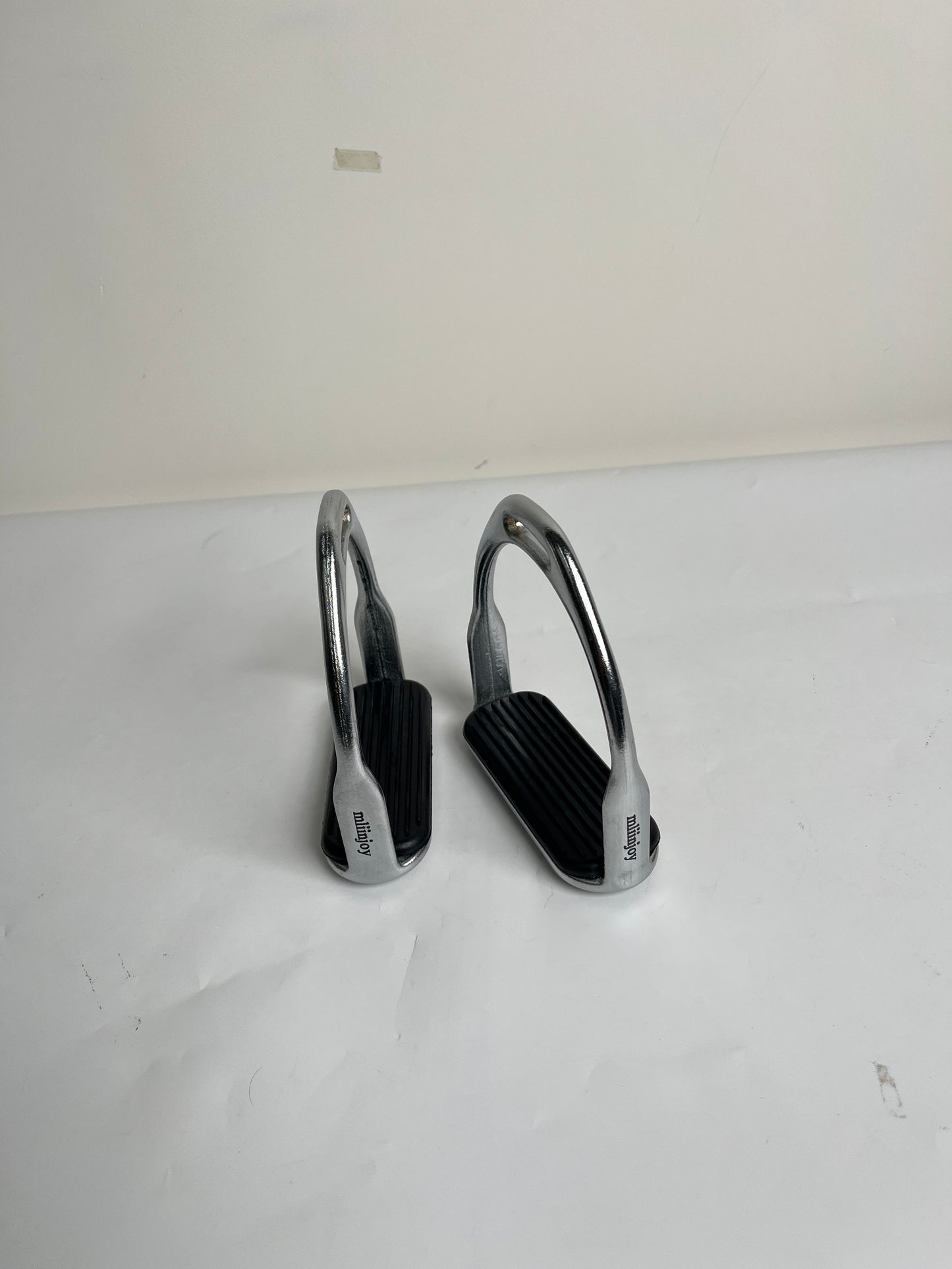 mliinjoy Stainless Steel Horse Stirrups – Classic English Riding Irons with Anti-Slip Tread Pads (Pair)