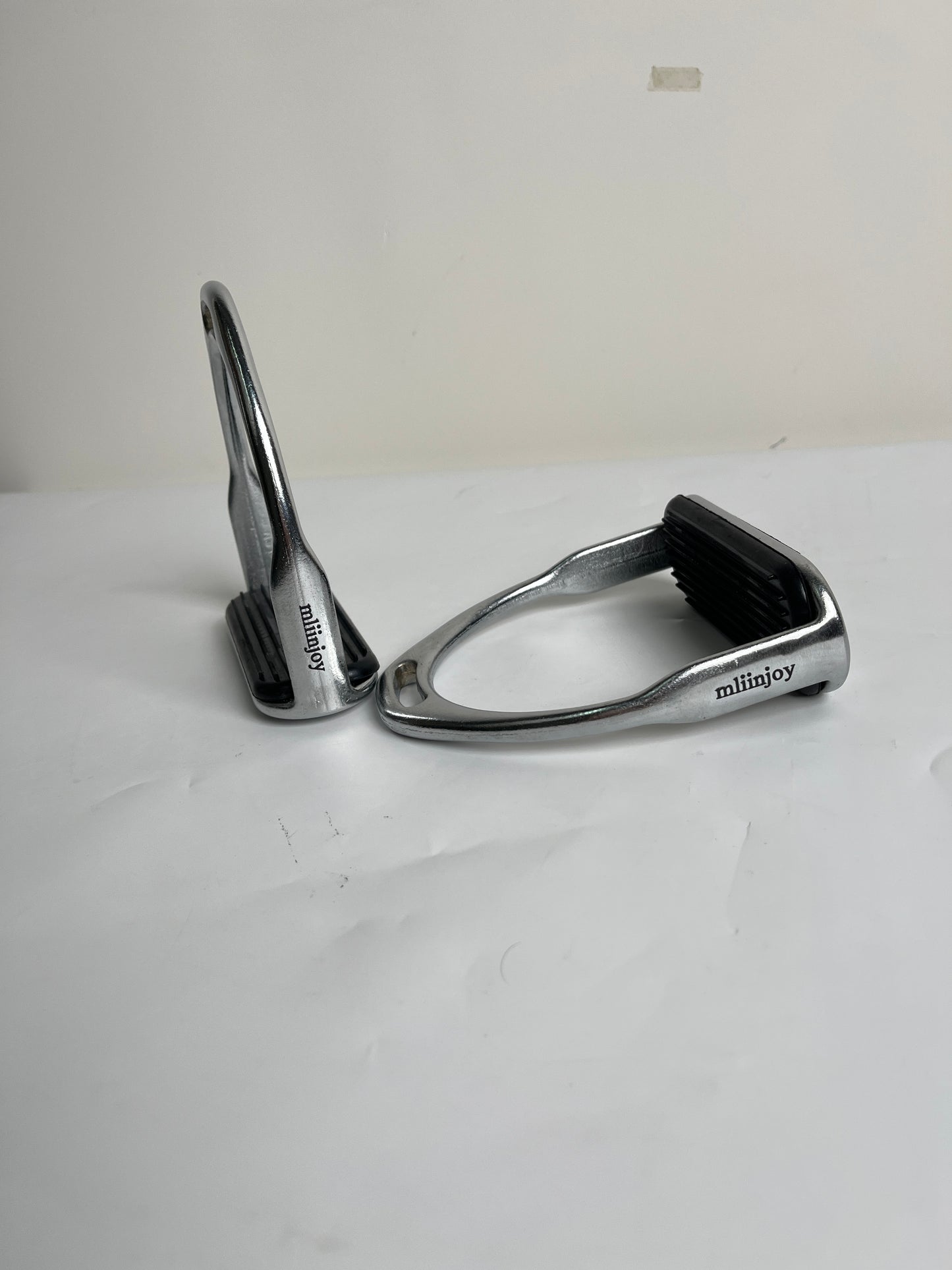 mliinjoy Stainless Steel Horse Stirrups – Classic English Riding Irons with Anti-Slip Tread Pads (Pair)