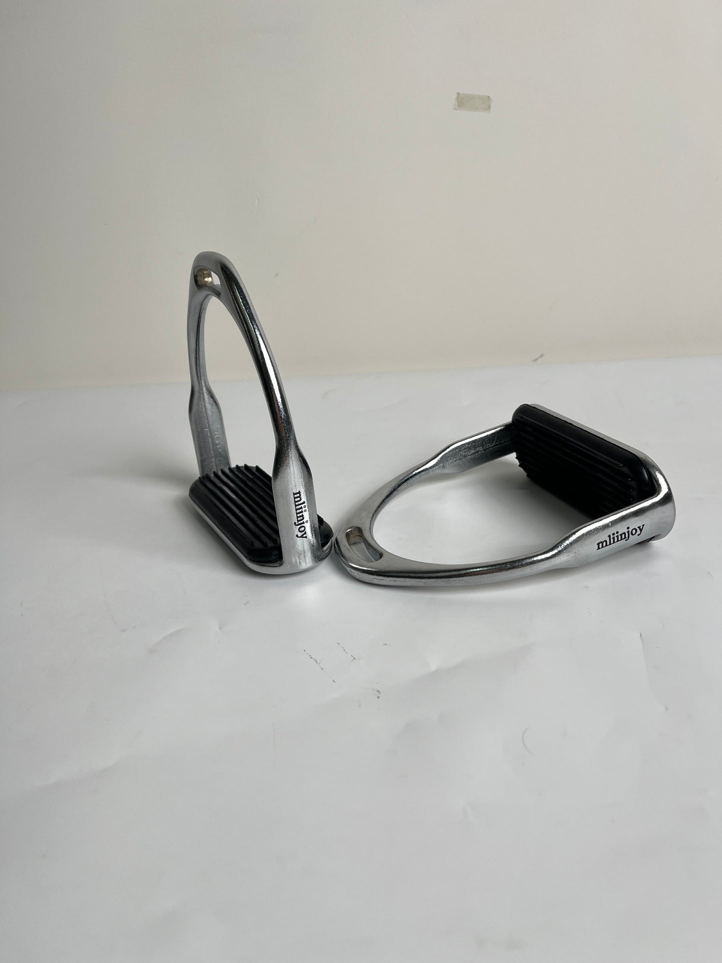 mliinjoy Stainless Steel Horse Stirrups – Classic English Riding Irons with Anti-Slip Tread Pads (Pair)