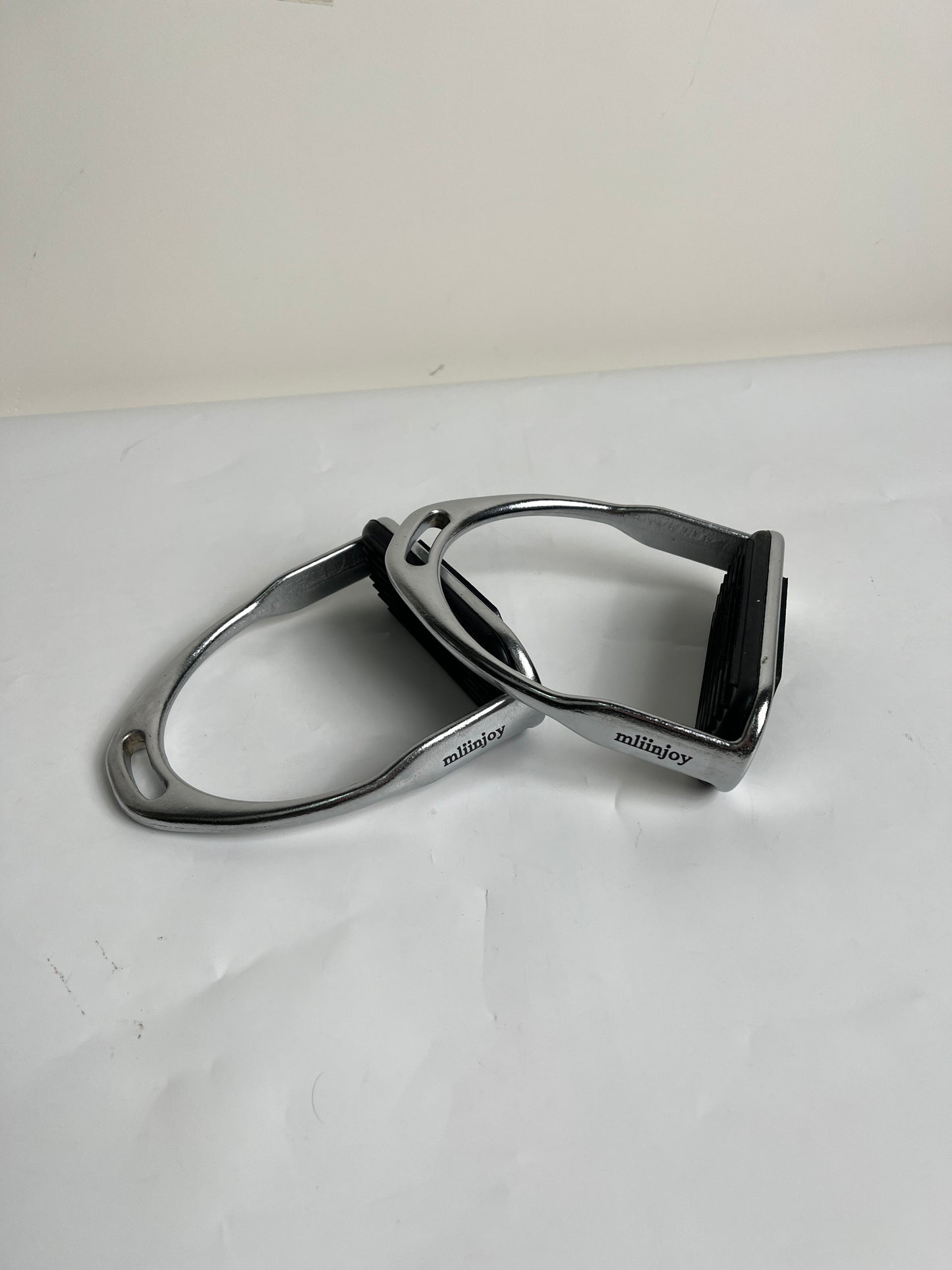 mliinjoy Stainless Steel Horse Stirrups – Classic English Riding Irons with Anti-Slip Tread Pads (Pair)