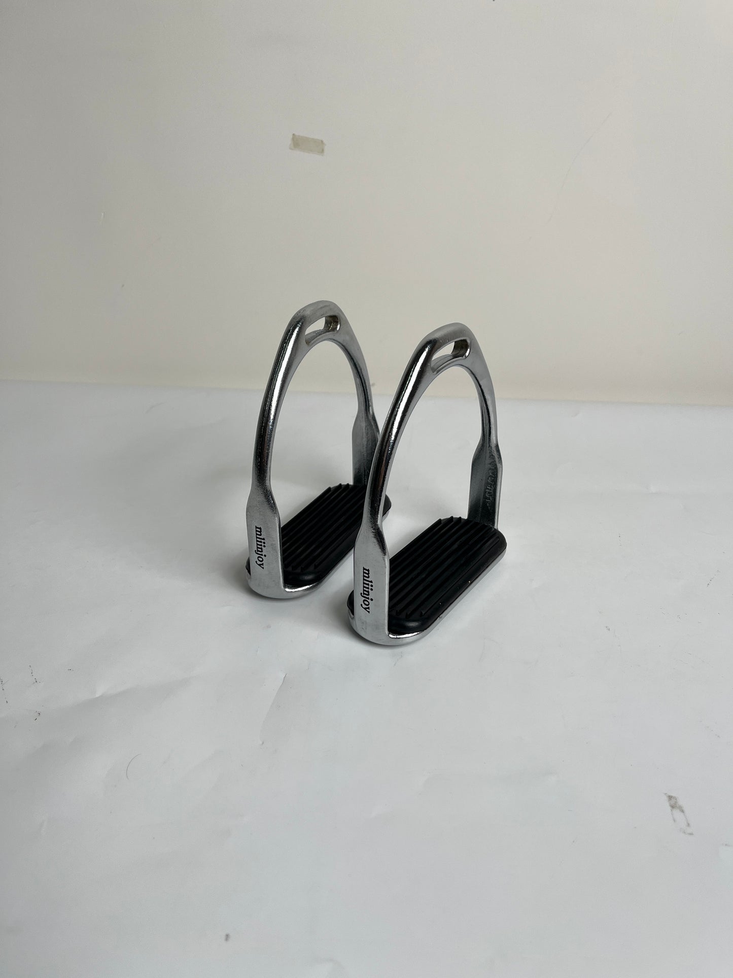 mliinjoy Stainless Steel Horse Stirrups – Classic English Riding Irons with Anti-Slip Tread Pads (Pair)