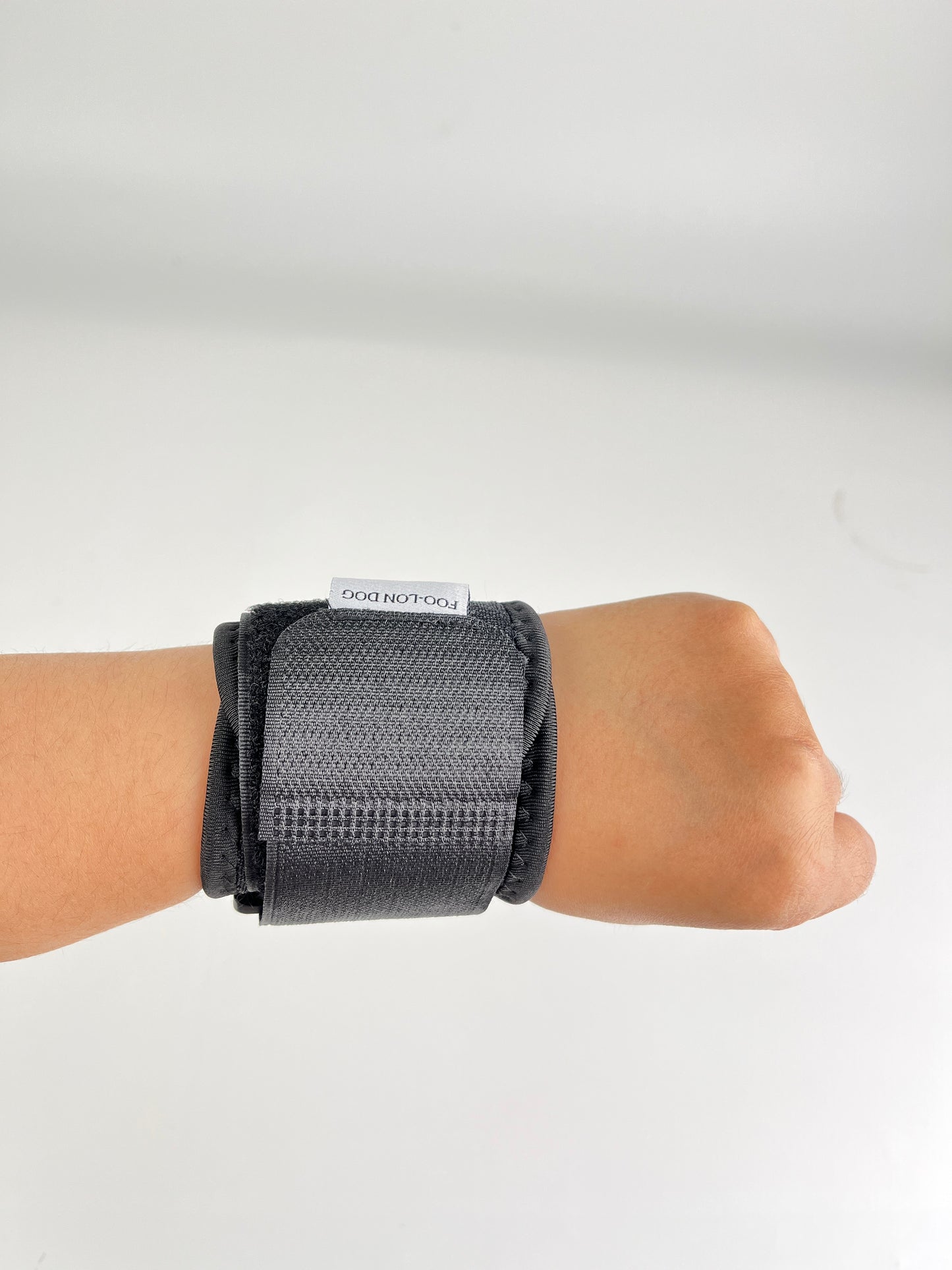 FOO-LON DOG Adjustable Sports Wristband – Breathable Support Wrap for Fitness & Everyday Wear